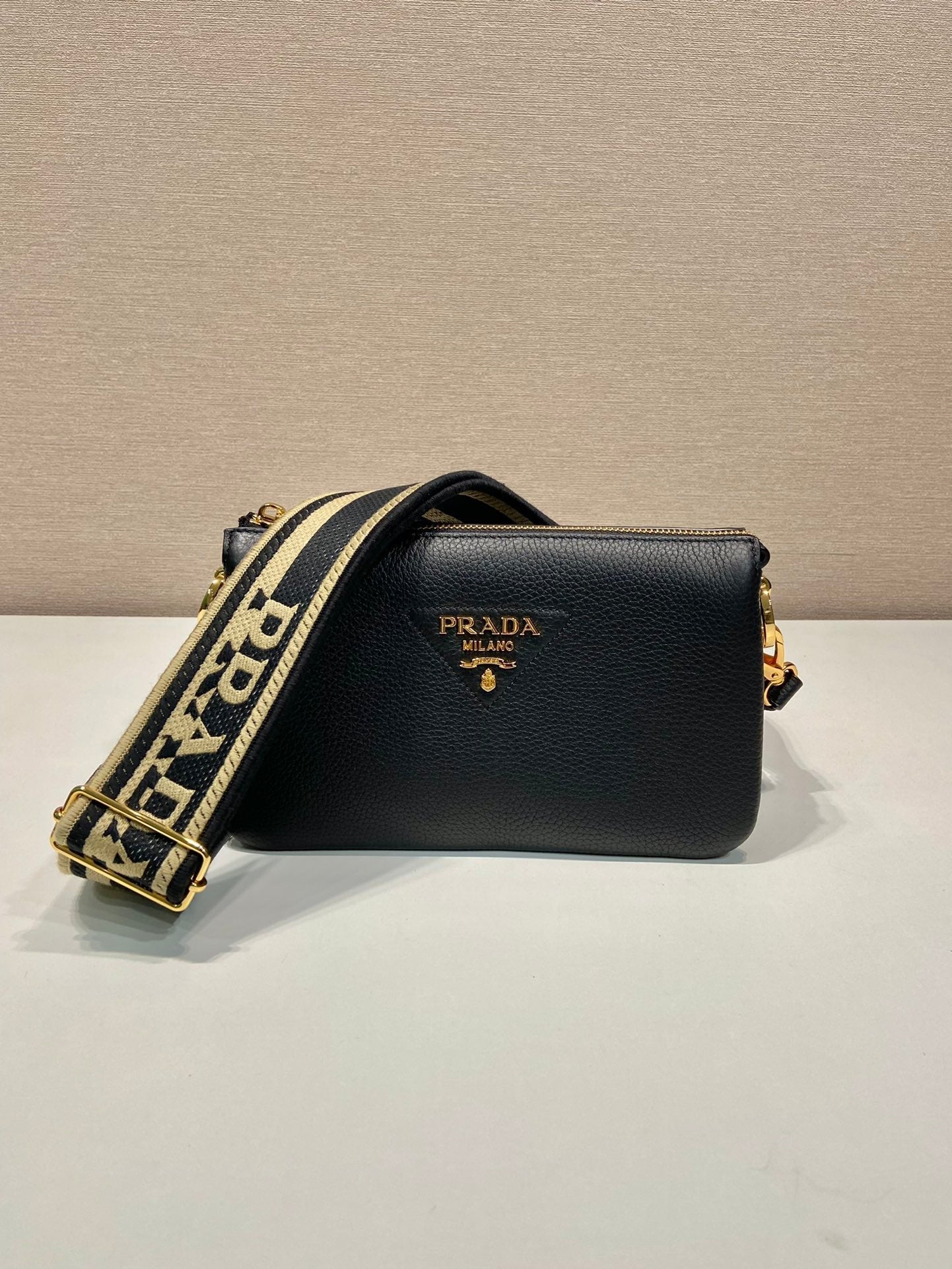 Prada Crossbody – Accessorio premium elegante